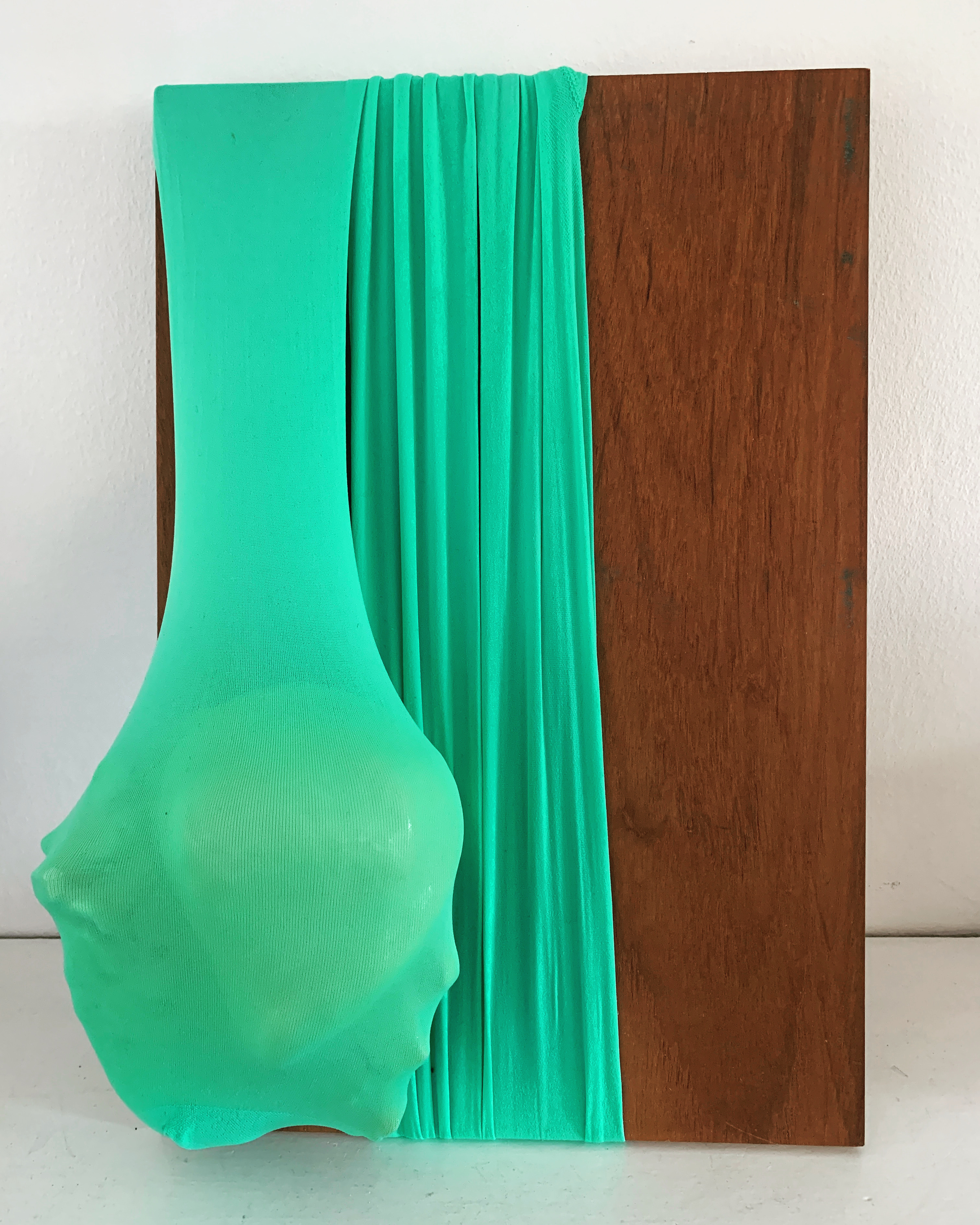 "Extended Gravity"#12, 2022, stof, keramik, træplade, 35x25x10 cm.