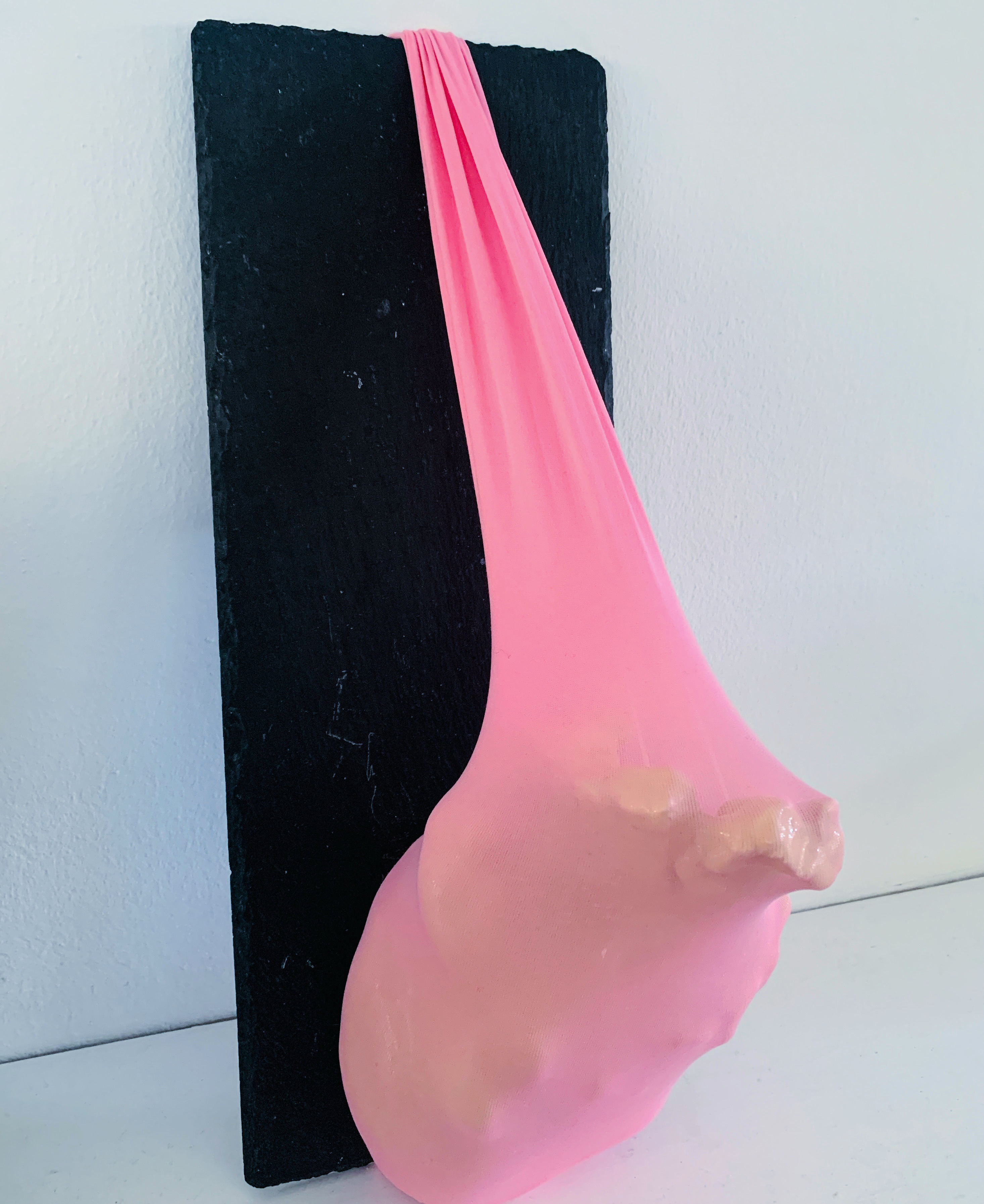 "Extended Gravity"#13, 2022, stof, stentøj, skiferplade, 35x15x14 cm.