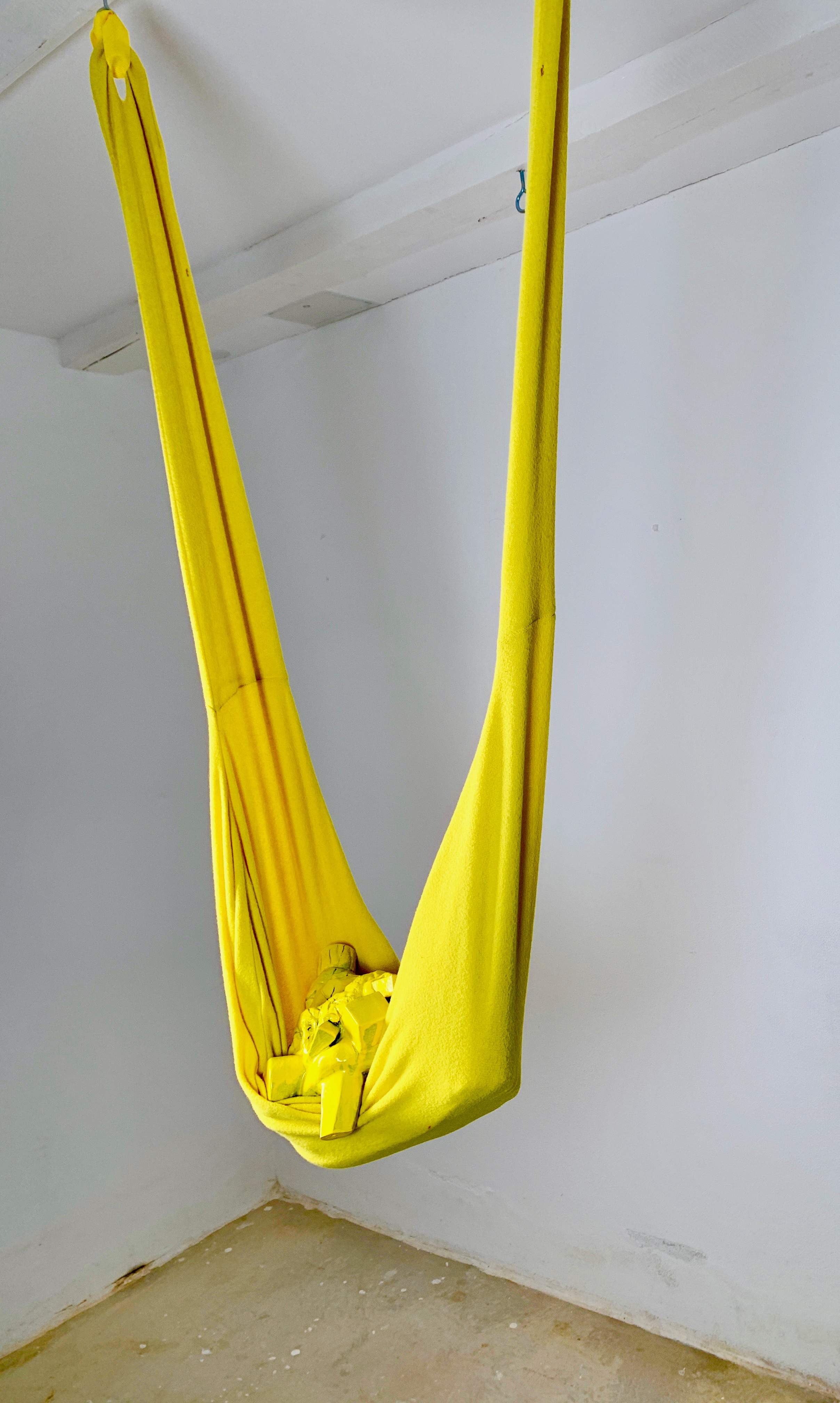 "Extended Gravity"#4, 2022, stof, stentøj, 130x68x27 cm.