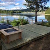 "Sjösidans Smaker: Grillplatsen som Smälter Samman med Naturen"
