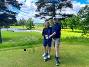 Bobbie og Erik på teestedet på hul 6