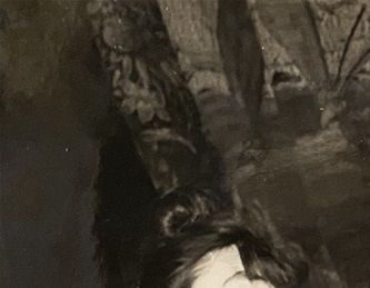 L'actrice Jeanne-Fusier Gir devant le portrait de Sacha Guitry par Léon Gard. (Photo Claude Poirier)