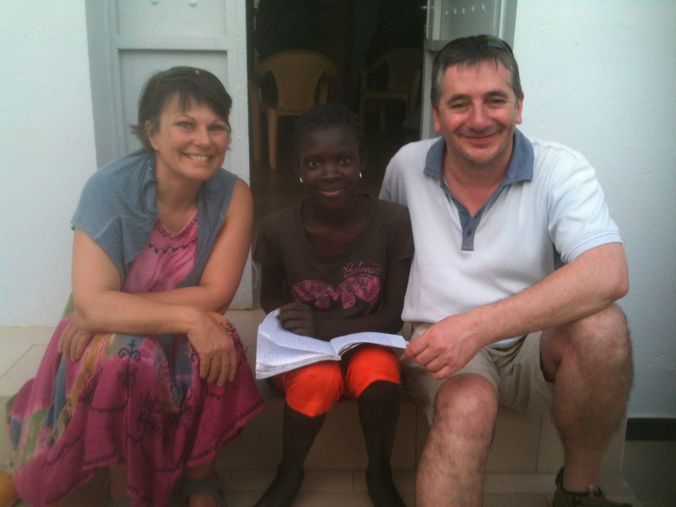 La jeune Maty avec son parrain Pierre et sa marraine Christiane. des liens très forts sont nés de la rencontre en 2016