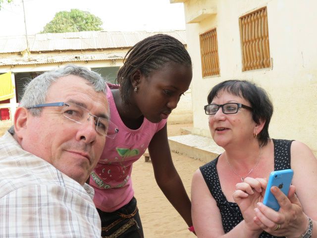 Fatimata avec son parrain Jean-Michel et sa marraine Dominique en 2015