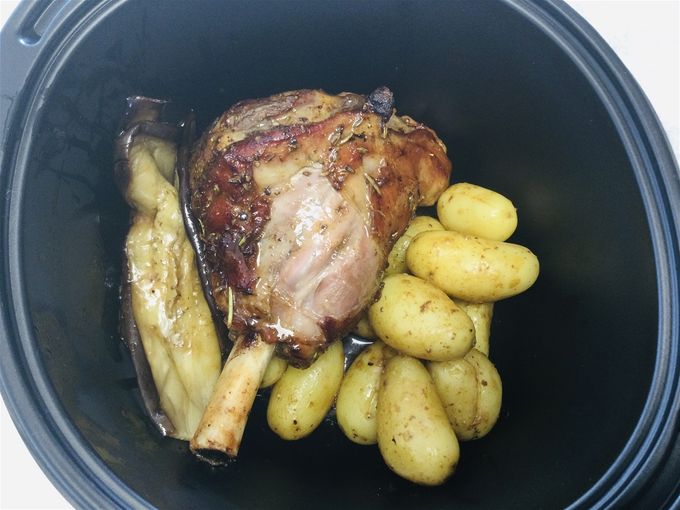 Souris d’agneau confite et pomme de terre grenaille, aubergines