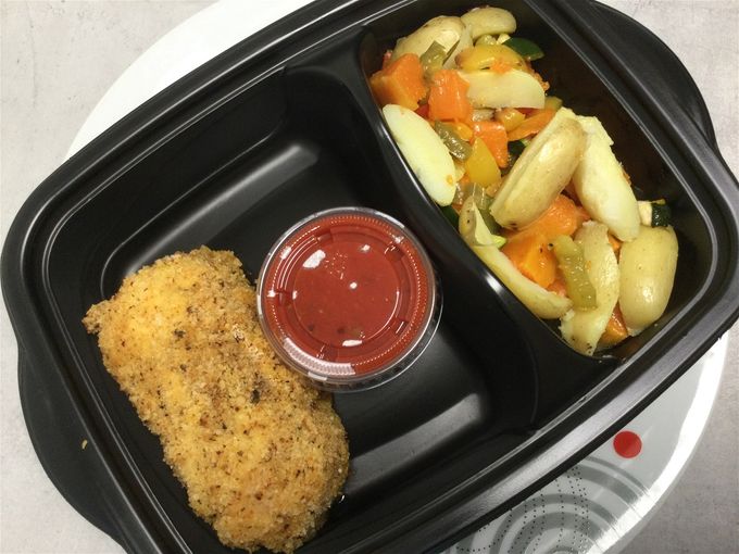 Poulet pané farcis au comté, bacon accompagné d’une sauce saveurs italiennes & légumes confits