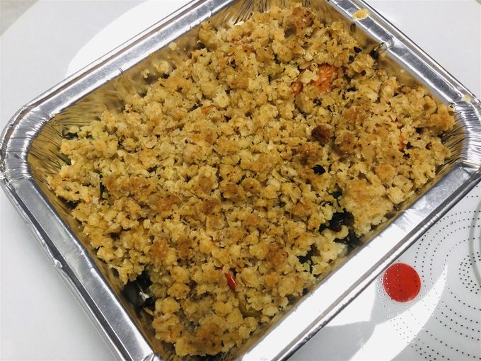 Crumble de dos de cabillaud, légumes accompagné d’une salade