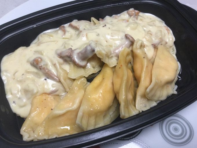Ravioles (maison) au saumon sauce aux girolles