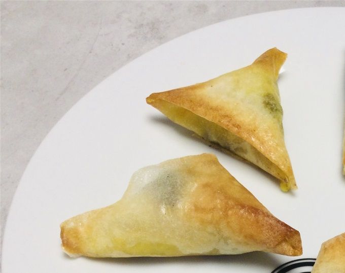 Samoussas au bœuf, curry, fromage servis avec de la salade