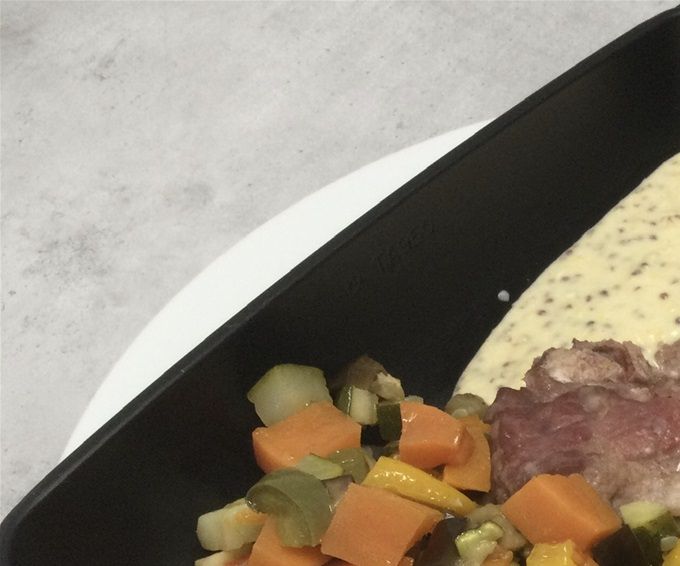 Cote de porc à la moutarde à l’ancienne & légumes confits, pâtes à l’avoine