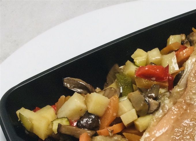Saumon laqué au miel, gingembre & légumes confits