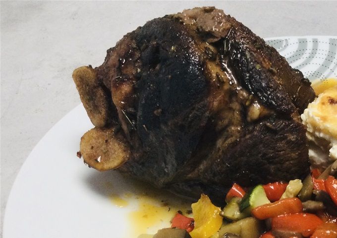 Plat de Pâques: souris d’agneau confite au miel avec une légère touche de lavande, gratin dauphinois, légumes confits