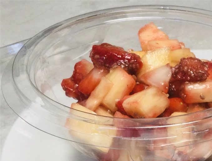 Tartare à l’ananas, fraises et graines de chia