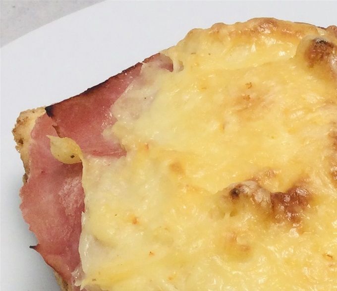 Maxi croque monsieur servi avec de la salade