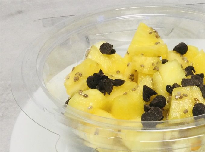 Tartare d’ananas, graines de chia et pépites de chocolat
