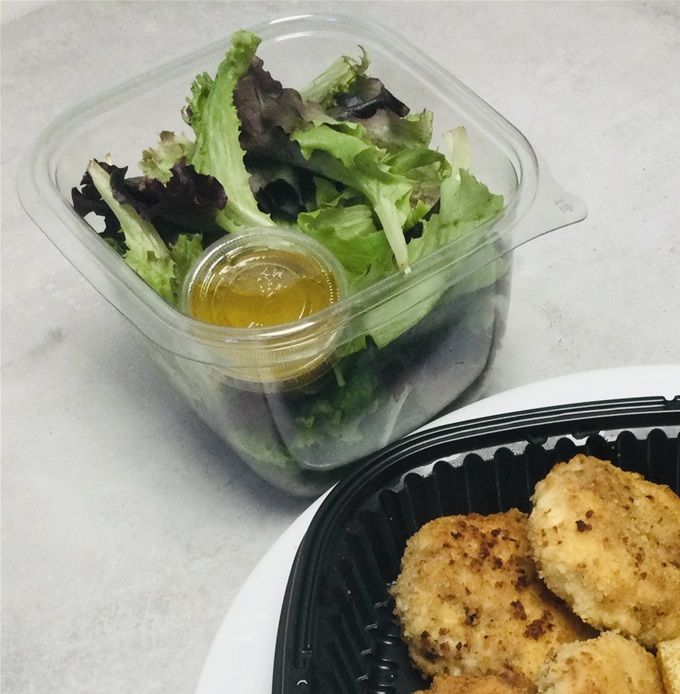 Nuggest de poulet maison, pomme de terre rôti, salade et sont ketchups maison