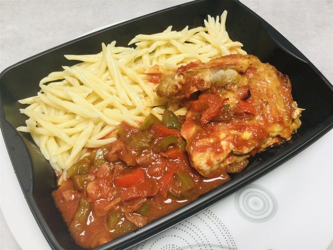 Suprême de volaille sauce basquaise & pâtes