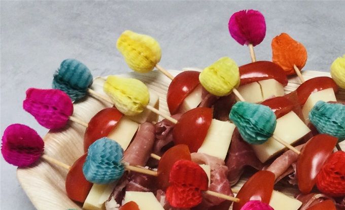 Minis brochettes tomates cerises, comté, jambon cru Serrano