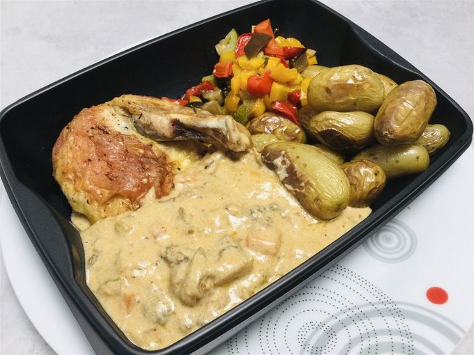 Suprême de volaille aux morilles & pomme de terre grenaille rôti, légumes confits