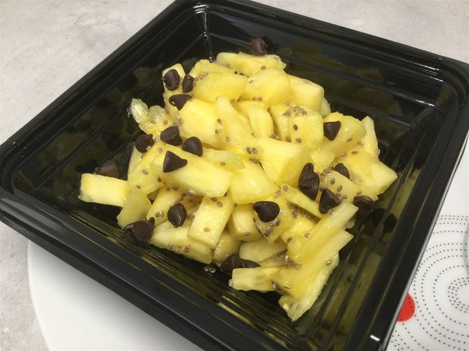 Tartare d’ananas, graines de chia et pépites de chocolat