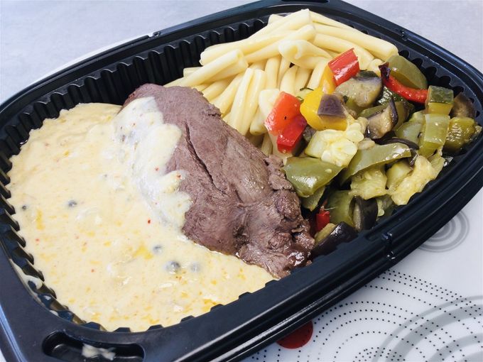 Pièce du boucher sauce au poivre vert de Penja & légumes confits, pâtes