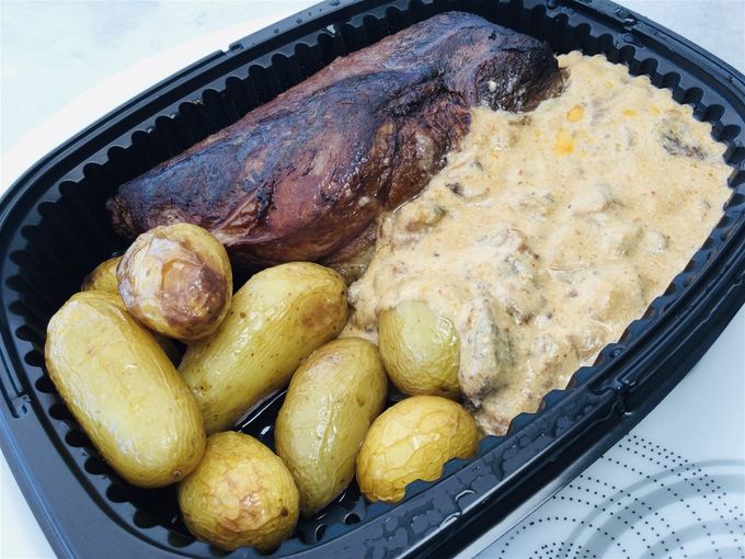 Magret de canard rôti aux morilles & pomme de terre grenaille rôti