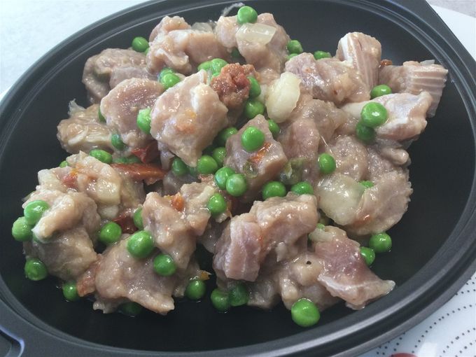Tartare de thon servi avec de la salade