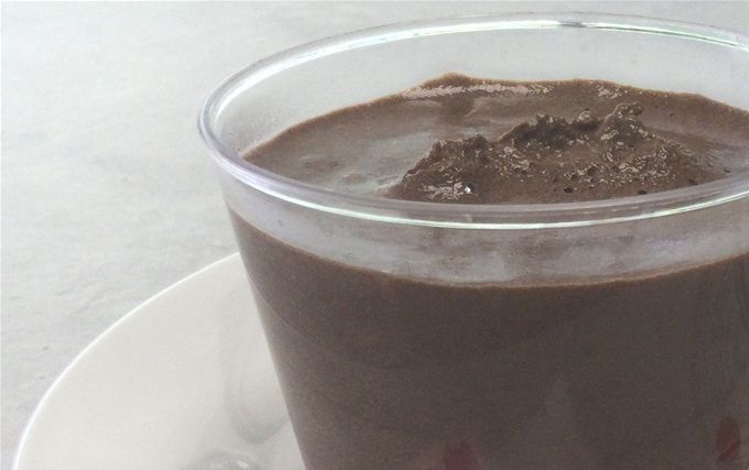 Mousse au chocolat et ses morceaux de fraises fraîches