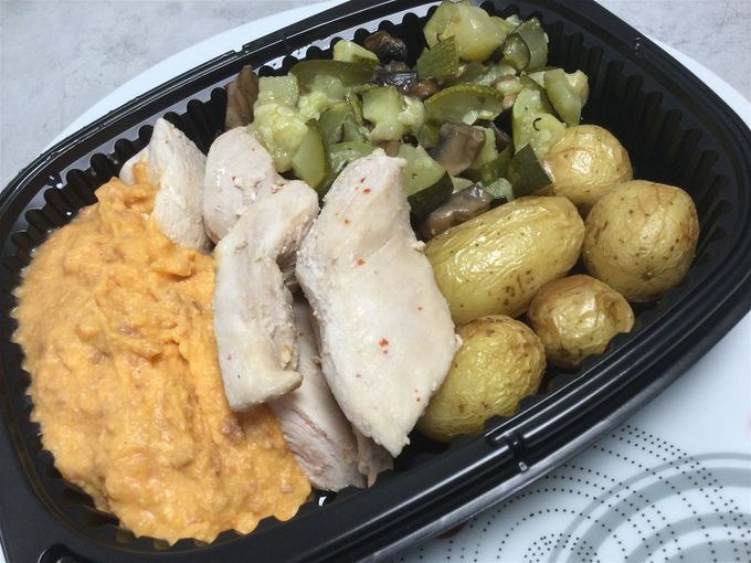 Aiguillettes de poulet sauce crémeuse au chorizo & courgettes, champignons et pomme de terre grenaille rôti