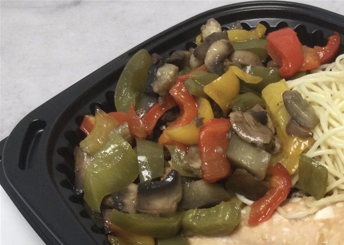 Pavé de saumon laqué & légumes confits, pâtes