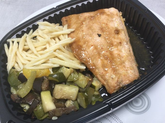 Pavé de saumon laqué & légumes confits, pâtes