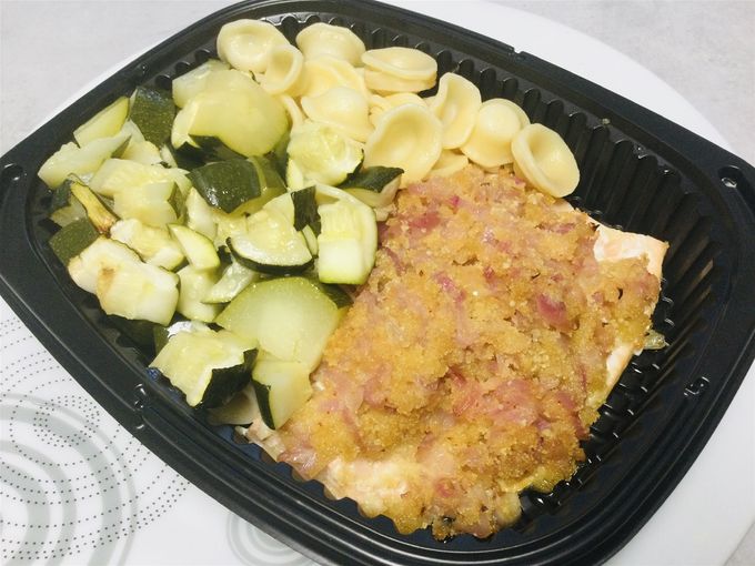 Pavé de saumon à la bordelaise & courgettes rôti, pâtes