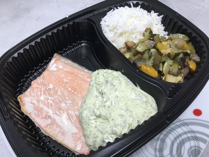Pavé de saumon sauce à l’oseille & légumes confits, riz