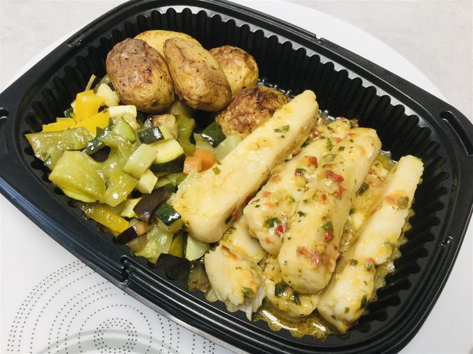 Filet de merlu mariné aux épices douce & légumes confits, pomme de terre rôti
