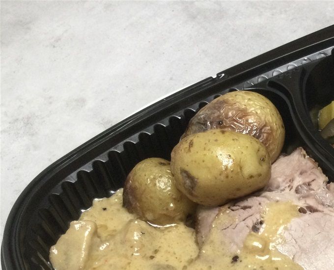 Rôti de porc sauce aux cèpes & pomme de terre grenaille rôti, légumes confits