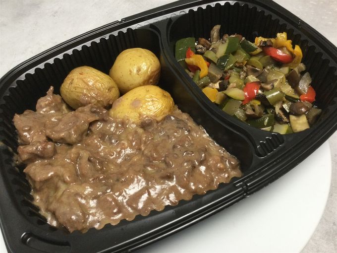 Sauté de bœuf aux morilles & pomme de terre grenaille rôti, légumes confits
