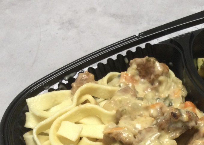 Suprême de volaille sauce aux girolles & pâtes fraîches, légumes confits
