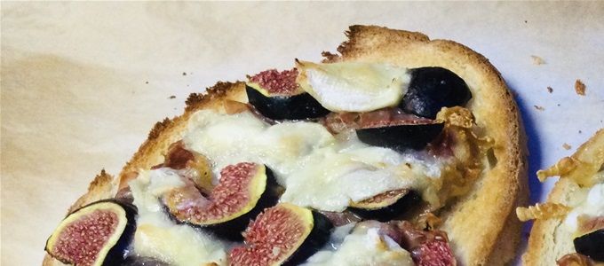 Bruschetta chiffonnade de jambon cru, figue et cabécou