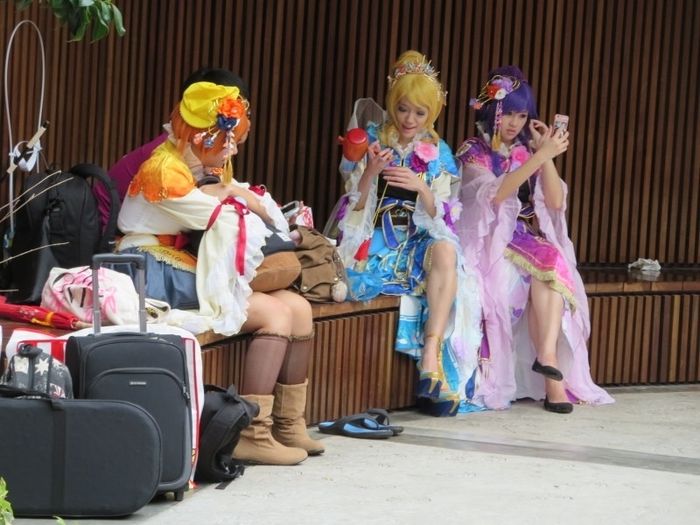 dress up hobby at Botanic Gardens in Singapore - primp time