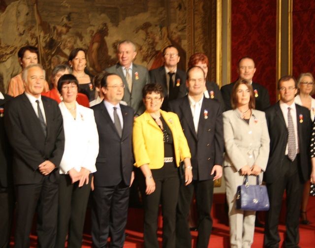 LES DECORES. ON RECONNAIT M VANDENABEELE EN HAUT A DROITE