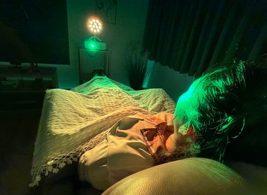 Light Mandalas AuraSync session with green light therapy for relaxation and energy balance.