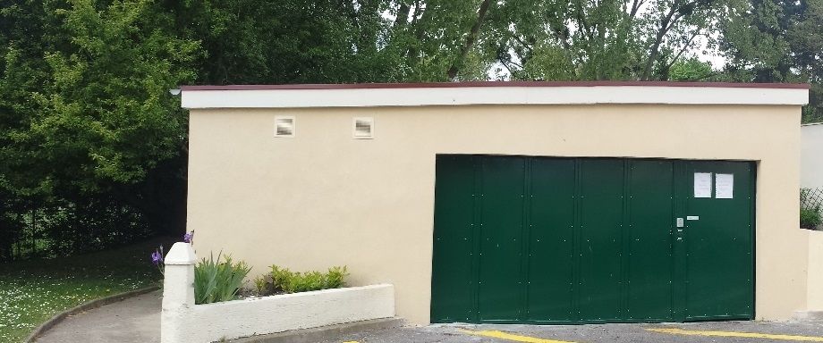 Le nouveau local poubelles, construit et livré en 2016.
L'accès au local se fait à l'aide du même badge qui ouvre les portails de la résidence.
Le stationnement de véhicules devant le local est strictement interdit.