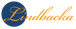 Logotype för Lindbacka bruk. En blå cikel med ett L i och texten Lindbacka.