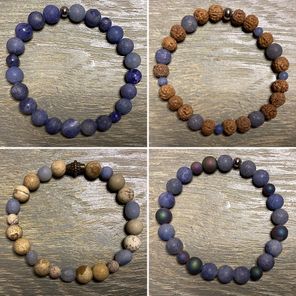 olika armband i blå aventurin