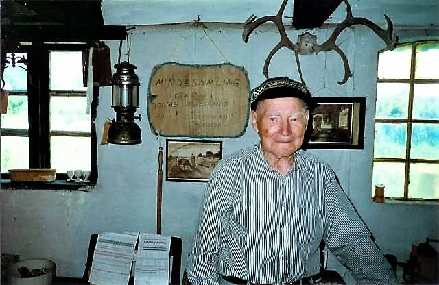 Min far 97 år ses her foran sit mindesamling