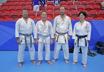 Gruppbild med Frank och de japanska instruktörerna i Halmstad