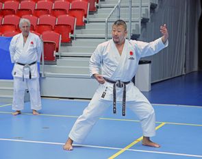 Sensei Kurihara 5 dan visar höftrörelse vid teknik