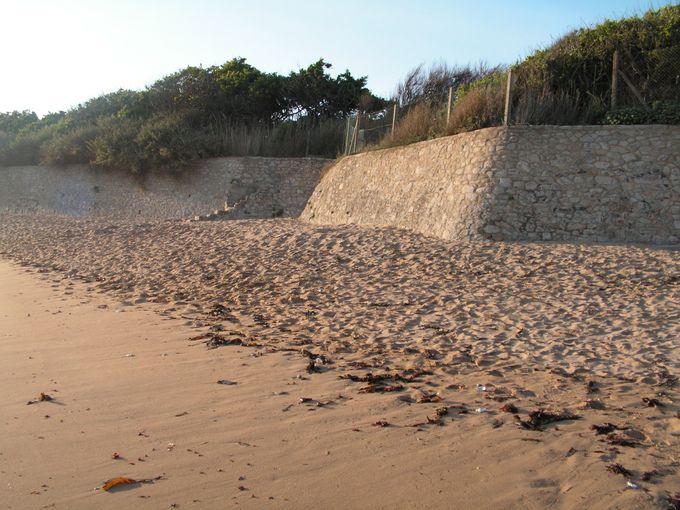 la plage est situé à l'ouest ,elle est calme et familiale,elle est bien abritée du vent,vous voyez l'escalier qui descend à la plage depuis la résidence.