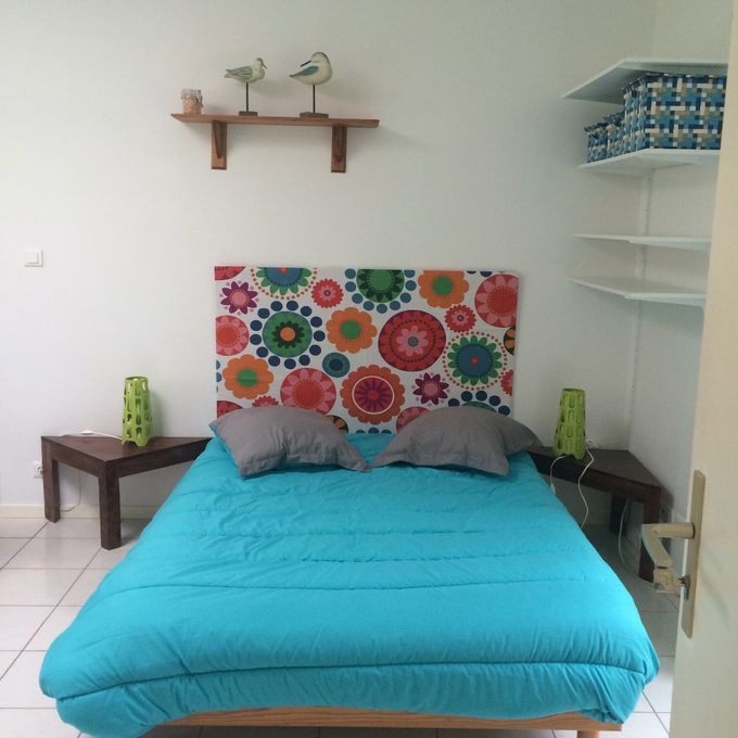 Couchage en 140:matelas Bultex ferme,sommier à latte
Il y a une alèse,une couette,2 oreillers et des couvertures