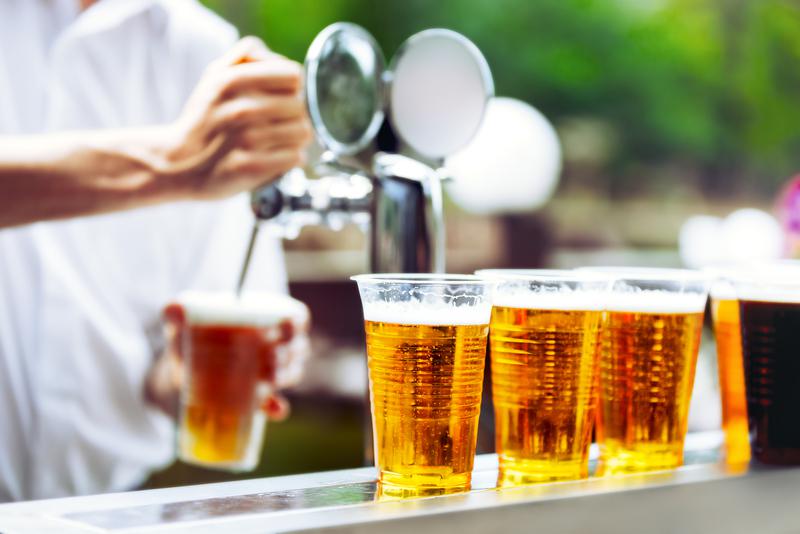 Une tireuse à bière et des gobelets bien remplis